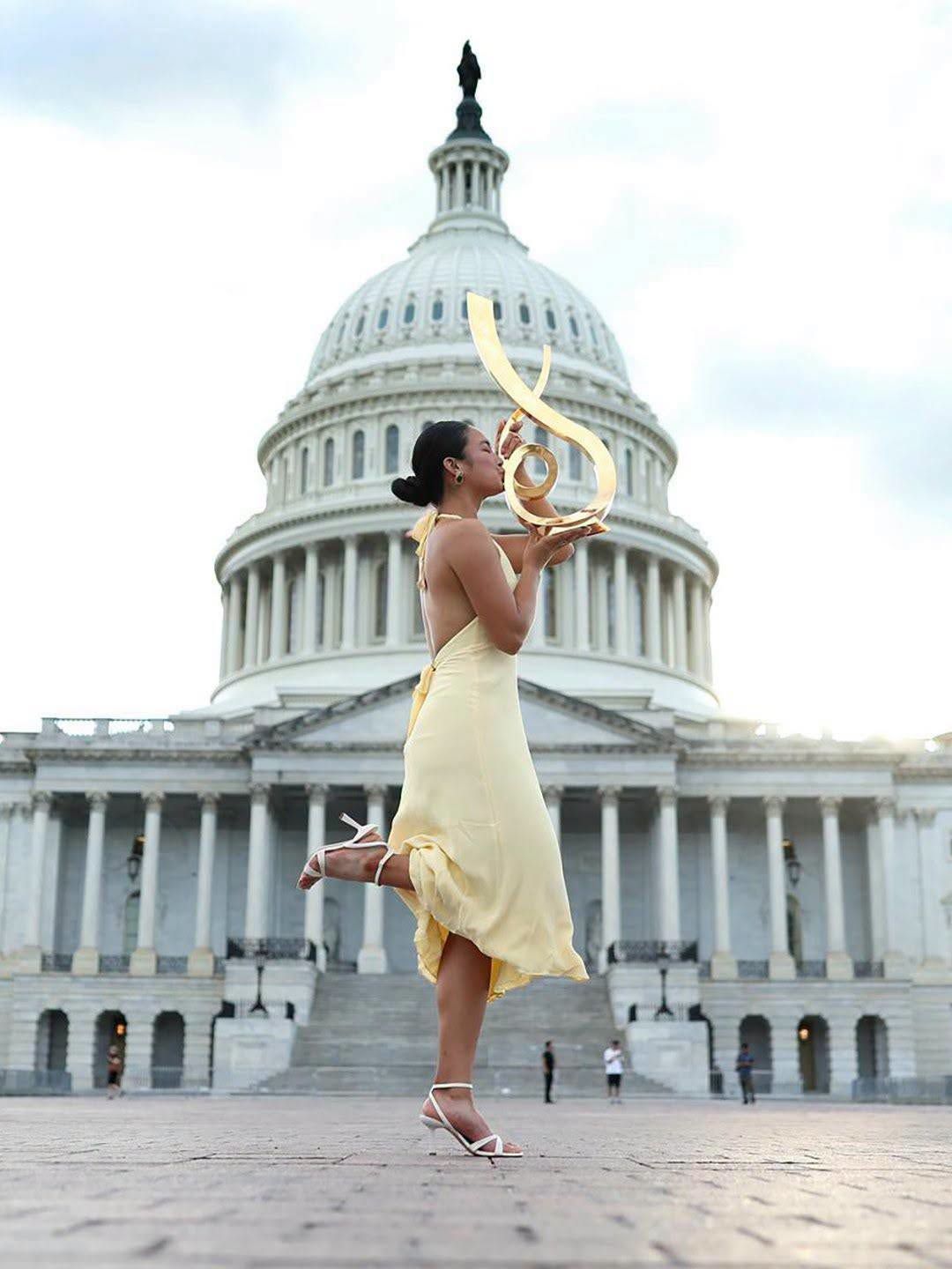 Pinay tennis superstar Alex Eala, nagningning sa photoshoot kasama ang Mubadala DC Open trophy..jpg