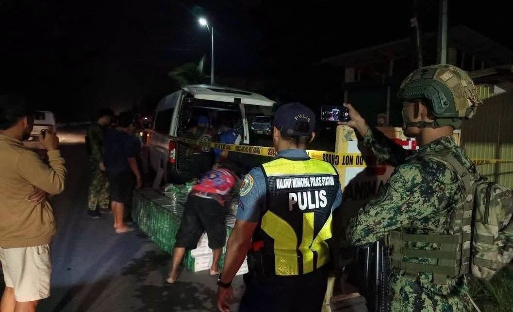 Pulis at negosyante, nahuling nagpupuslit ng mahigit ₱1.8M smuggled na sigarilyo sa Zamboanga del Norte..jpg