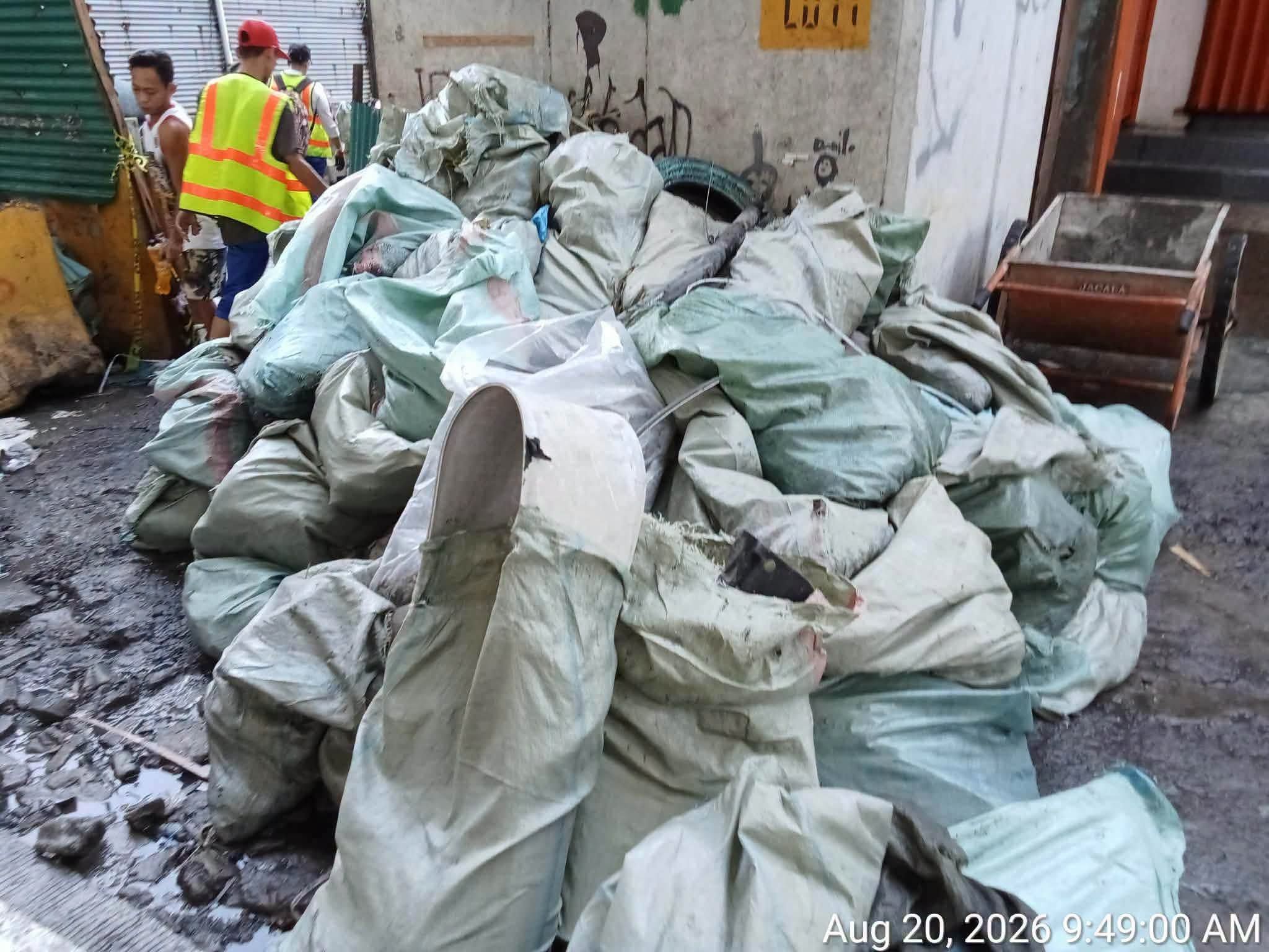 Sako-sakong basura, naipon sa Brgy. Manresa, Quezon City matapos ang ulan at baha.jpg