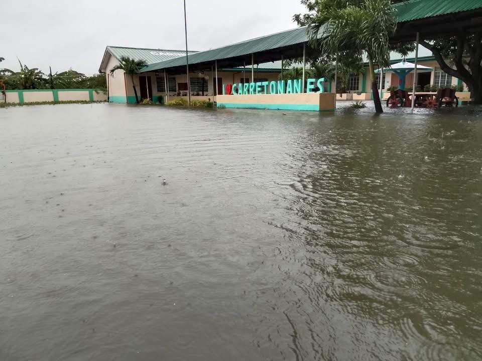 Silid-aralan sa Calatagan, Batangas, pinasok ng baha dahil sa habagat...jpg
