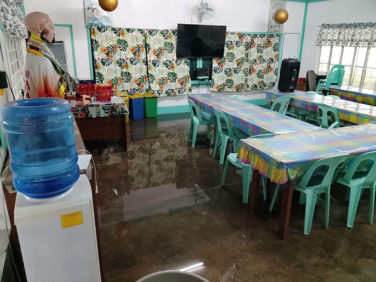 Silid-aralan sa Calatagan, Batangas, pinasok ng baha dahil sa habagat..jpg
