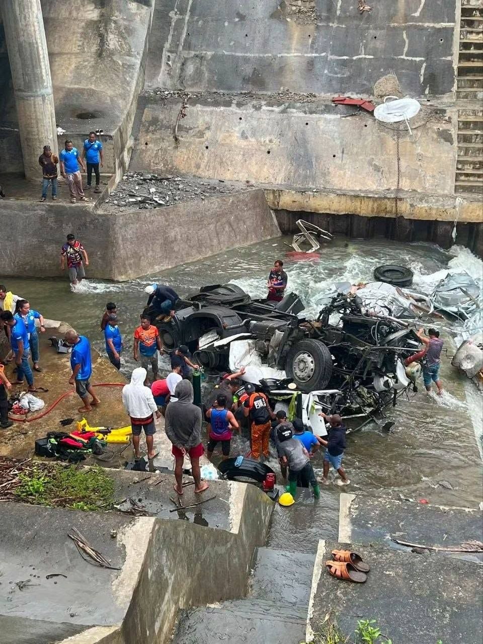 Tatlong indibidwal, nailigtas matapos mahulog ang sinasakyang trailer truck sa sapa sa Bukidnon...jpg