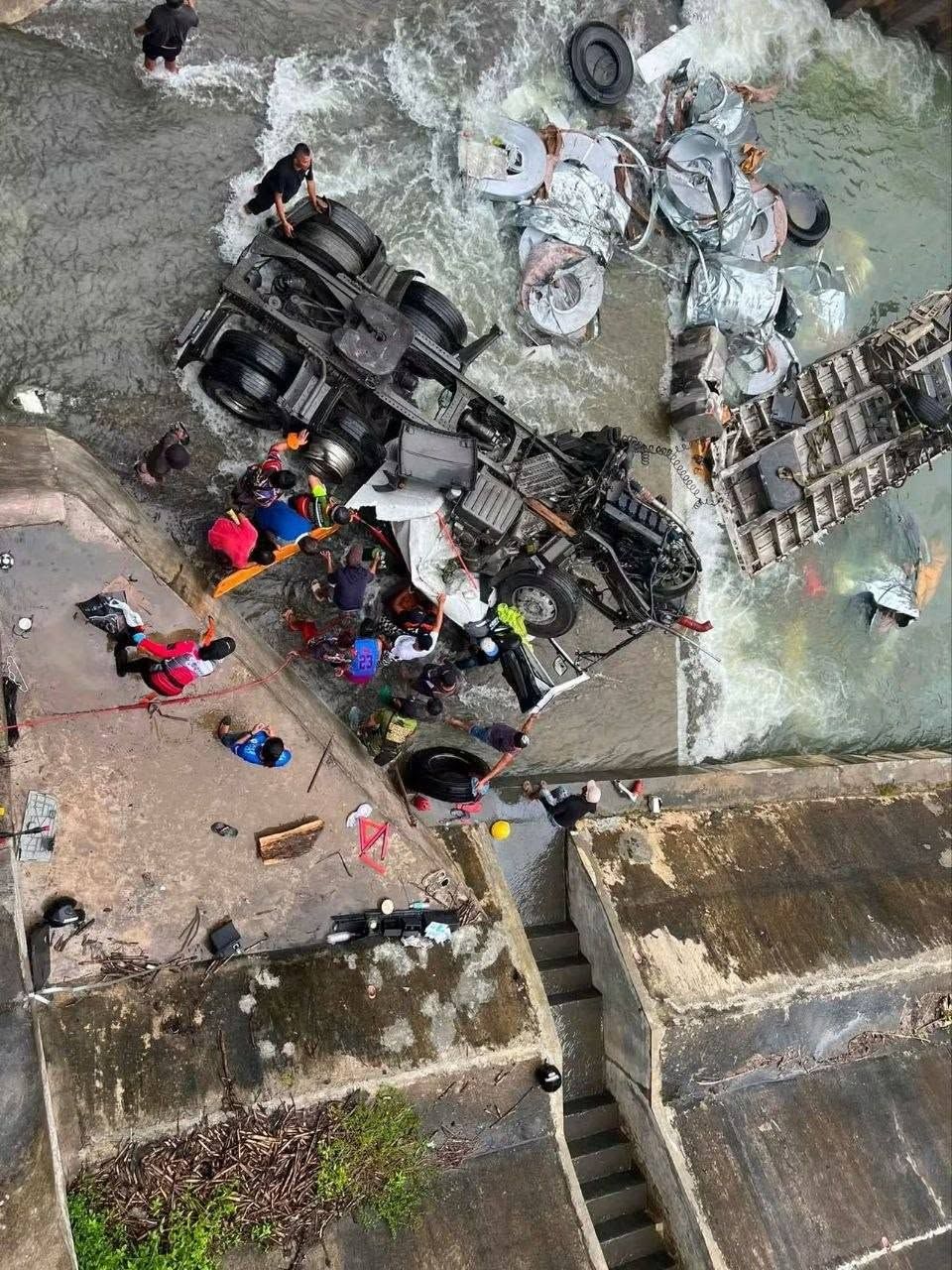 Tatlong indibidwal, nailigtas matapos mahulog ang sinasakyang trailer truck sa sapa sa Bukidnon....jpg