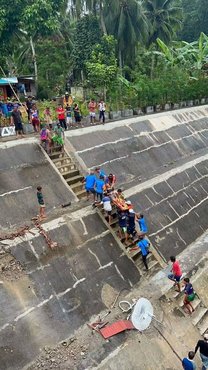 Tatlong indibidwal, nailigtas matapos mahulog ang sinasakyang trailer truck sa sapa sa Bukidnon.!.jpg