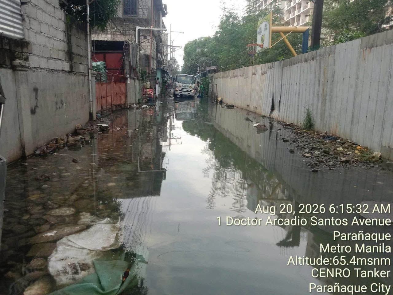 Tumigil na ang ulan, ngunit hindi pa rin humuhupa ang naipong tubig-baha sa Brgy. San Antonio, Parañaque ngayong Agosto 20..jpg