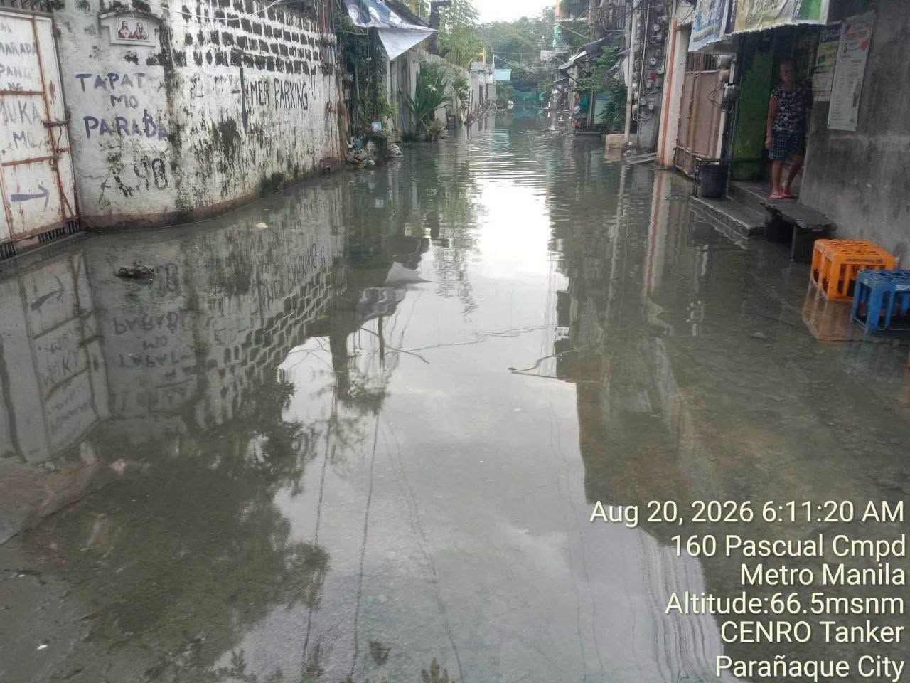 Tumigil na ang ulan, ngunit hindi pa rin humuhupa ang naipong tubig-baha sa Brgy. San Antonio, Parañaque ngayong Agosto 20....jpg