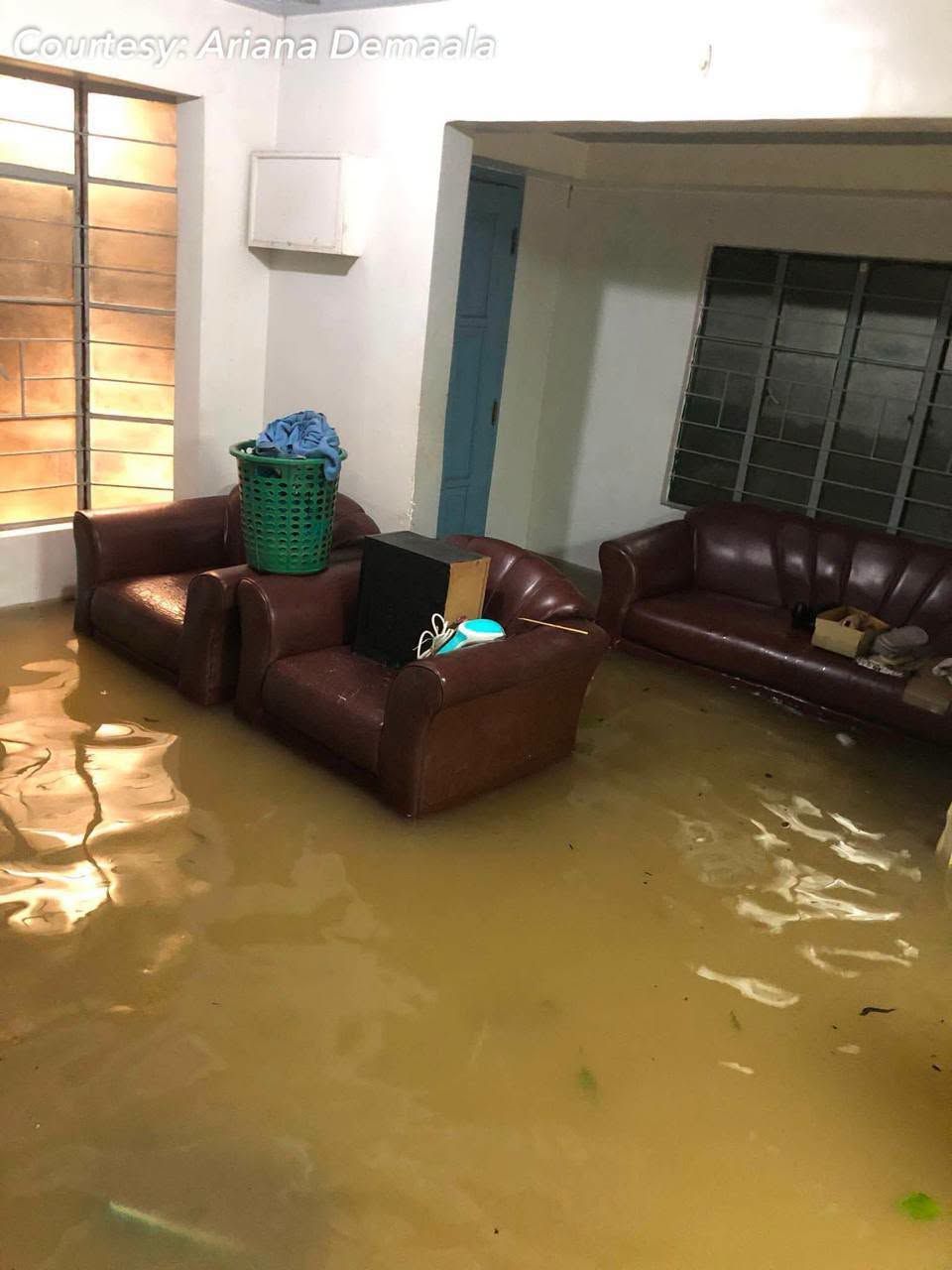 Umani ng reaksyon mula sa mga residente ang naging mabilis na pagtaas ng tubig-baha sa Iloilo City matapos pasukin ng tubig ang loob ng mga tahanan...jpg